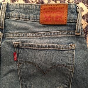 Light wash Levi Jeans